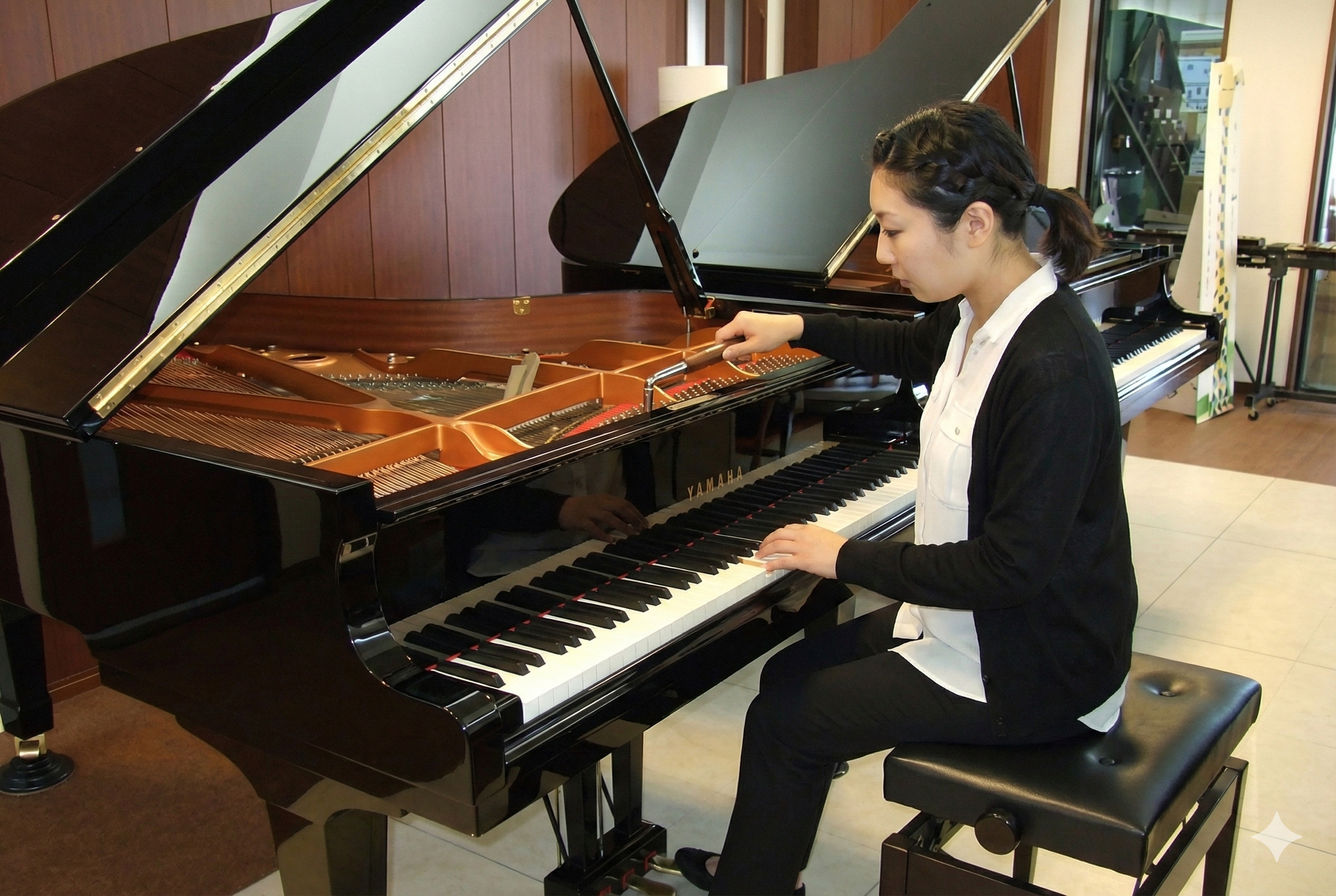 優しいタッチでピアノを調律する様子